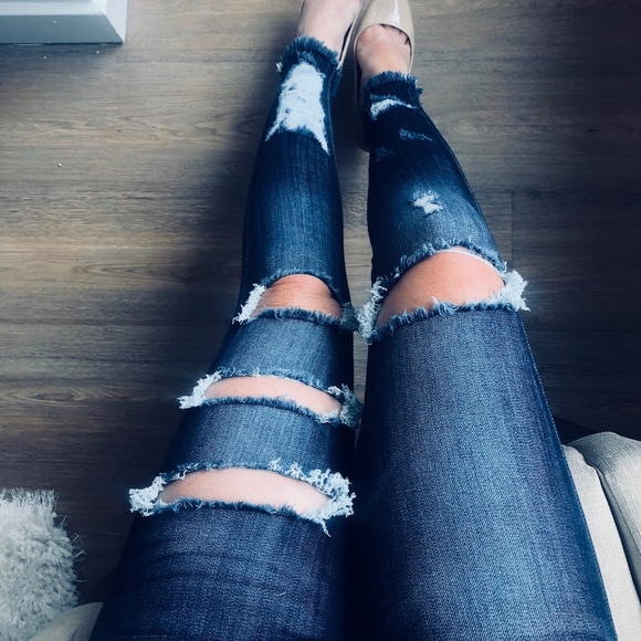 Dennyella Distressed Ankle Jeans - Picture 3 of 5